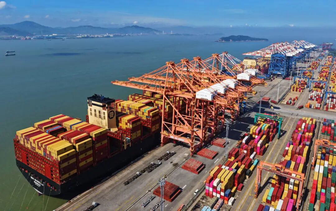 又“出圈”了！嵩屿作业区迎来三艘20万吨级巨轮同靠