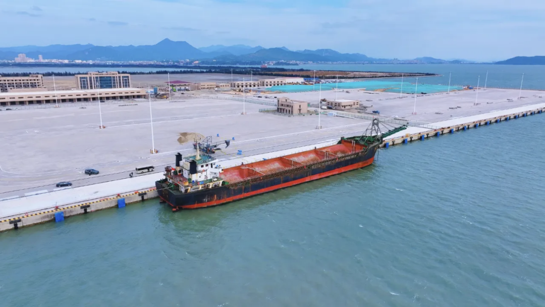 开港启新程！湄洲湾港兴化港区首个万吨级泊位迎来首航