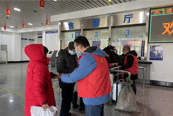 在南平建瓯汽车站，志愿者们为旅客提供咨询、引导等服务