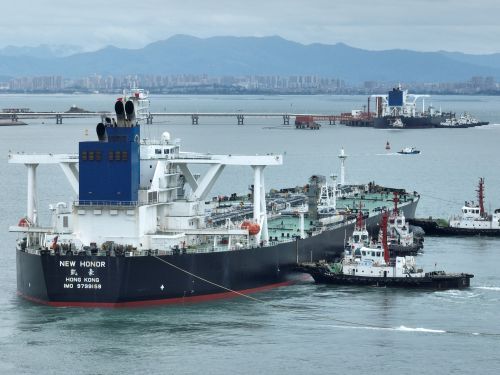 全省首次！“一潮两靠”，两艘30万吨级超大型油轮接续进港