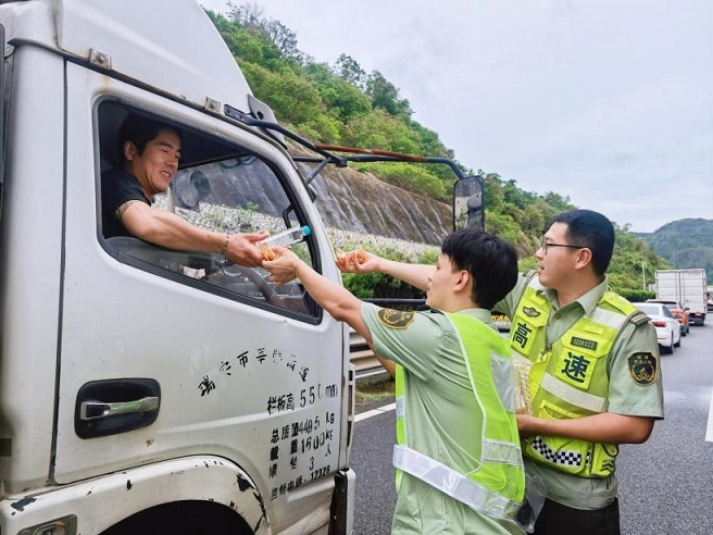 清理224处溜方、抢通百余处受阻路段！福建交通人风雨中坚守