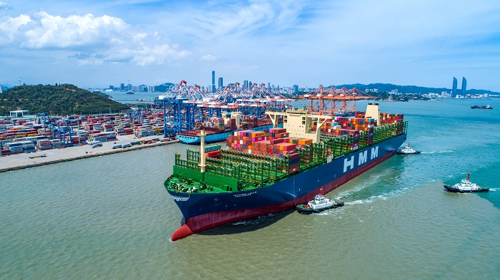 集装箱“船王”“现代格但斯克”轮首航厦门港