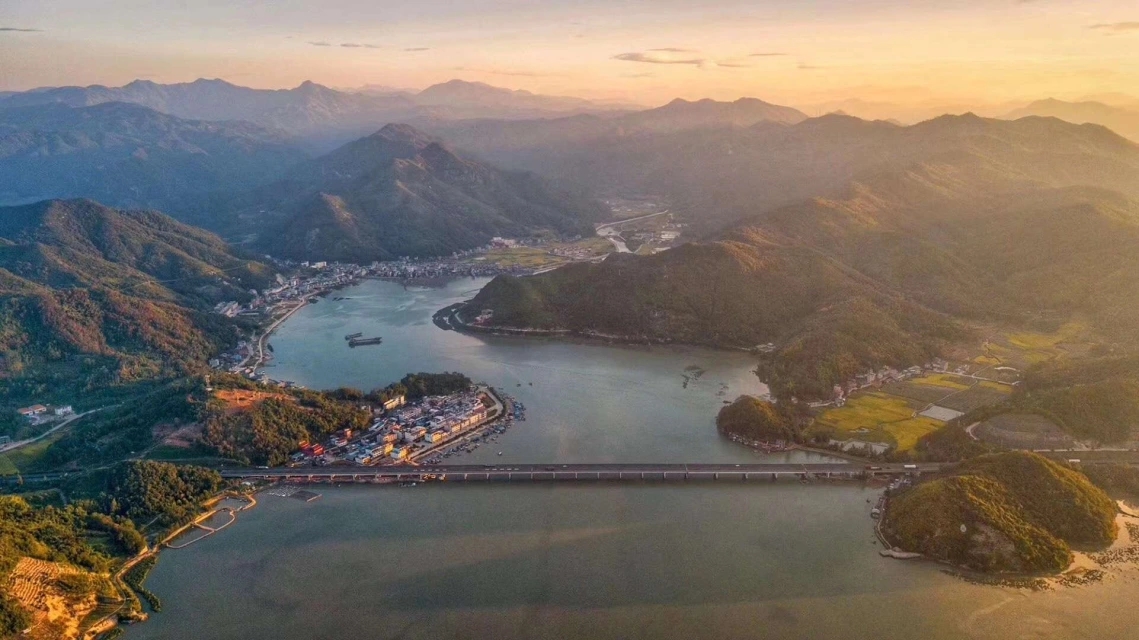 典型事迹拍摄现场花絮⑺600户群众800万元溪尾镇修路实现零征地补偿