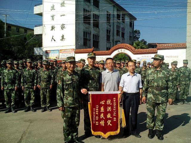 连城县干部职工欢送武警交通部队官兵返程